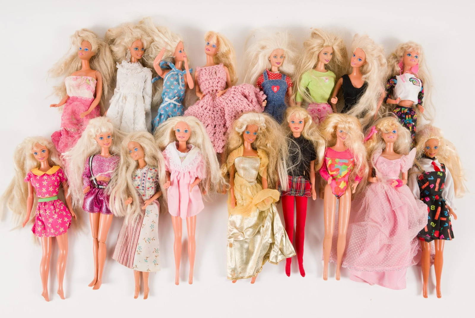 17 1966 Barbie Dolls Auction