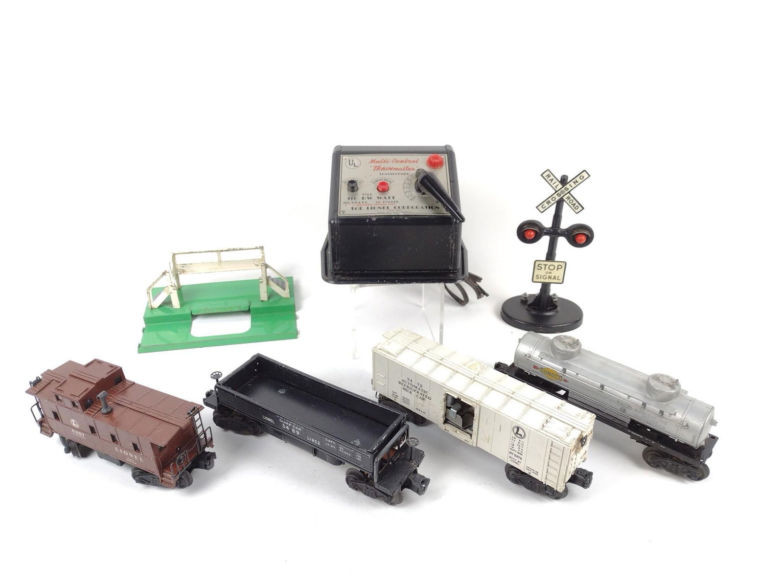 7 Lionel Cars & Transformer (1 of 10)