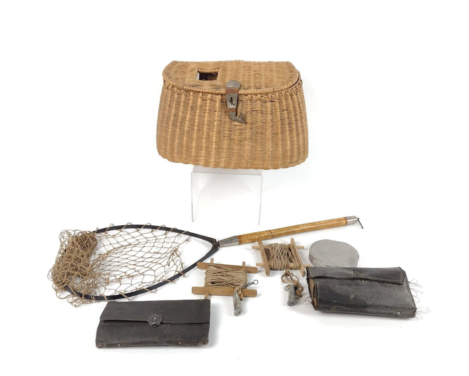 7 Pcs Vintage Fishing Equipment: Includes creel, net, and more. Creeo 12-1/2" wide x 7" deep x 8" high.