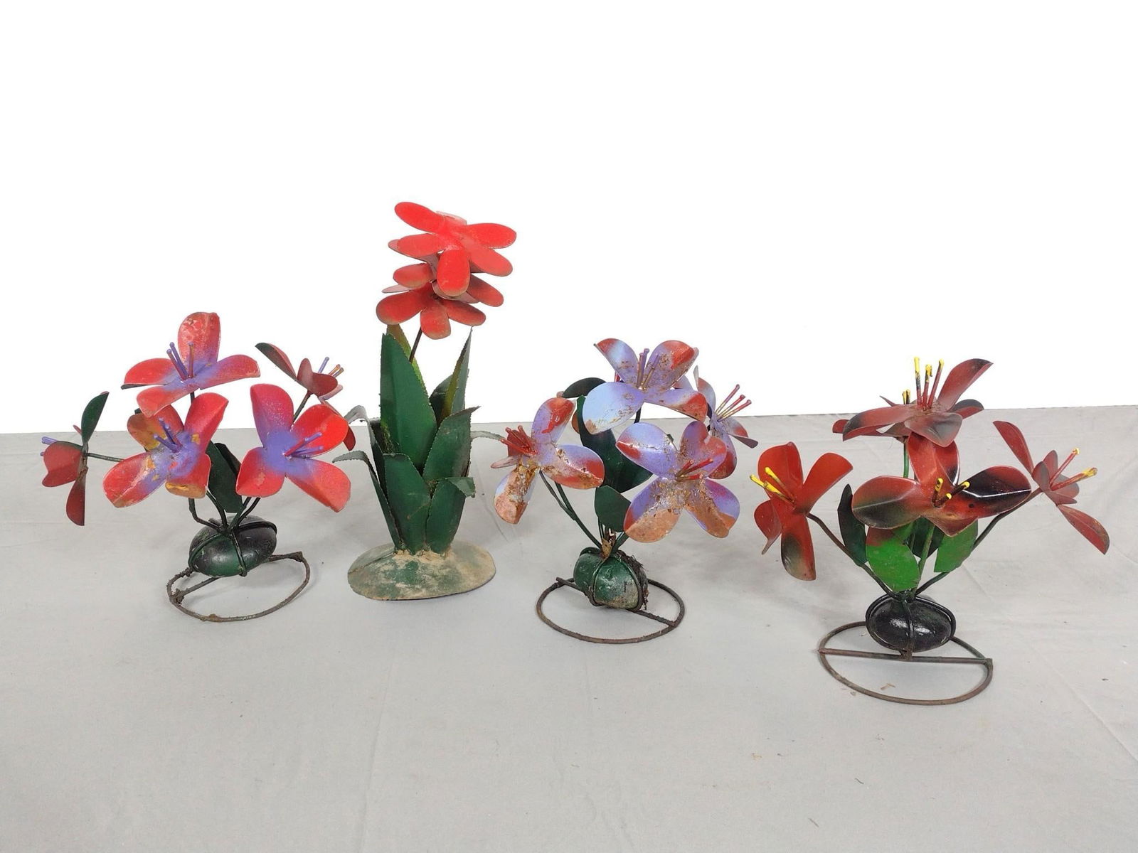 4 Metal Flower Yard Sculptures (1 of 9)