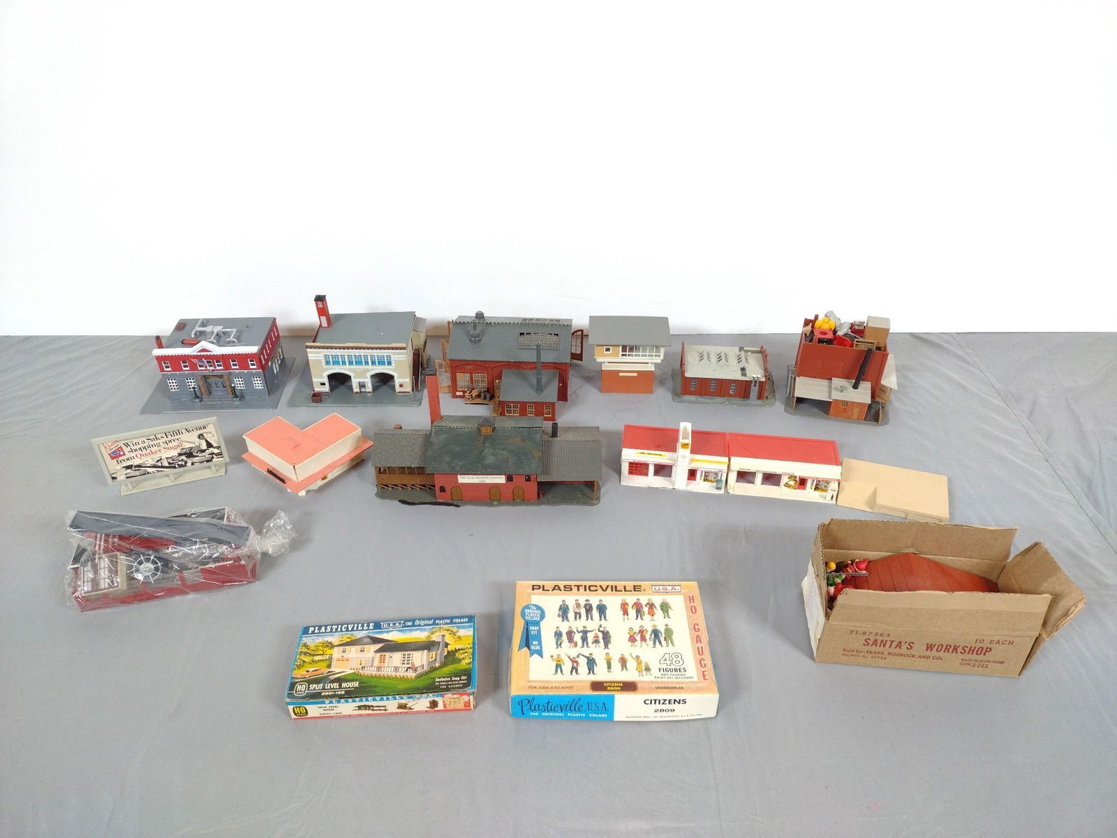 13 Plasticville Buildings and Citzens: Includes assembled and un-assembled. Also includes Citizens 2809 with original box.