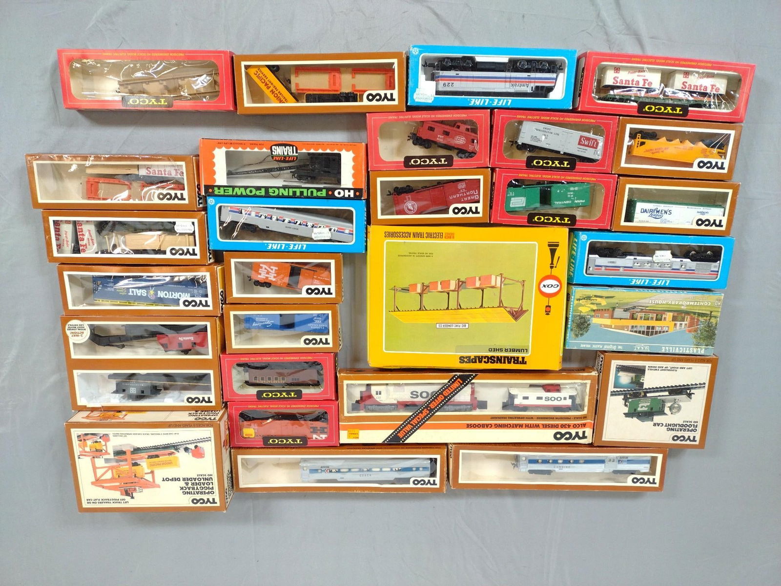 28 HO Scale Trains incl Tyco (1 of 5)