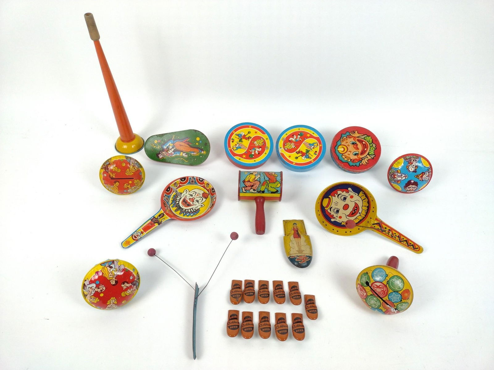 25 Vintage Noise Makers incl Richbrau Beer: 1-3/4" to 11-1/2" long. Wear consistent with age and use.