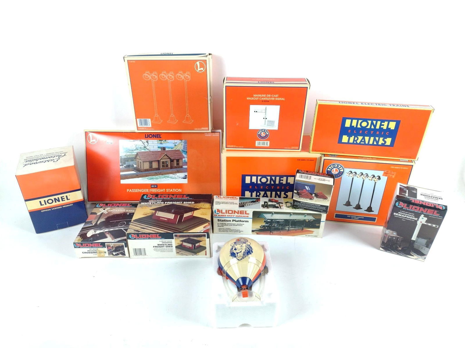 12 Pcs Lionel Accessories and Track (1 of 8)