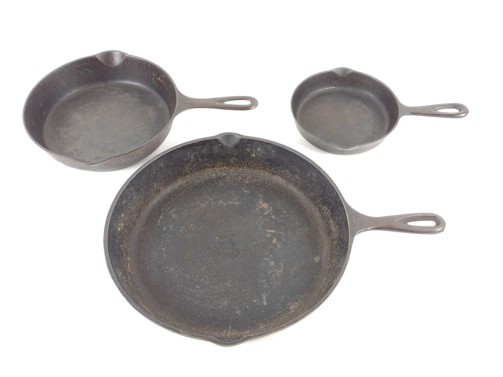 3 Cast Iron Skillets incl Griswold #6 (1 of 7)