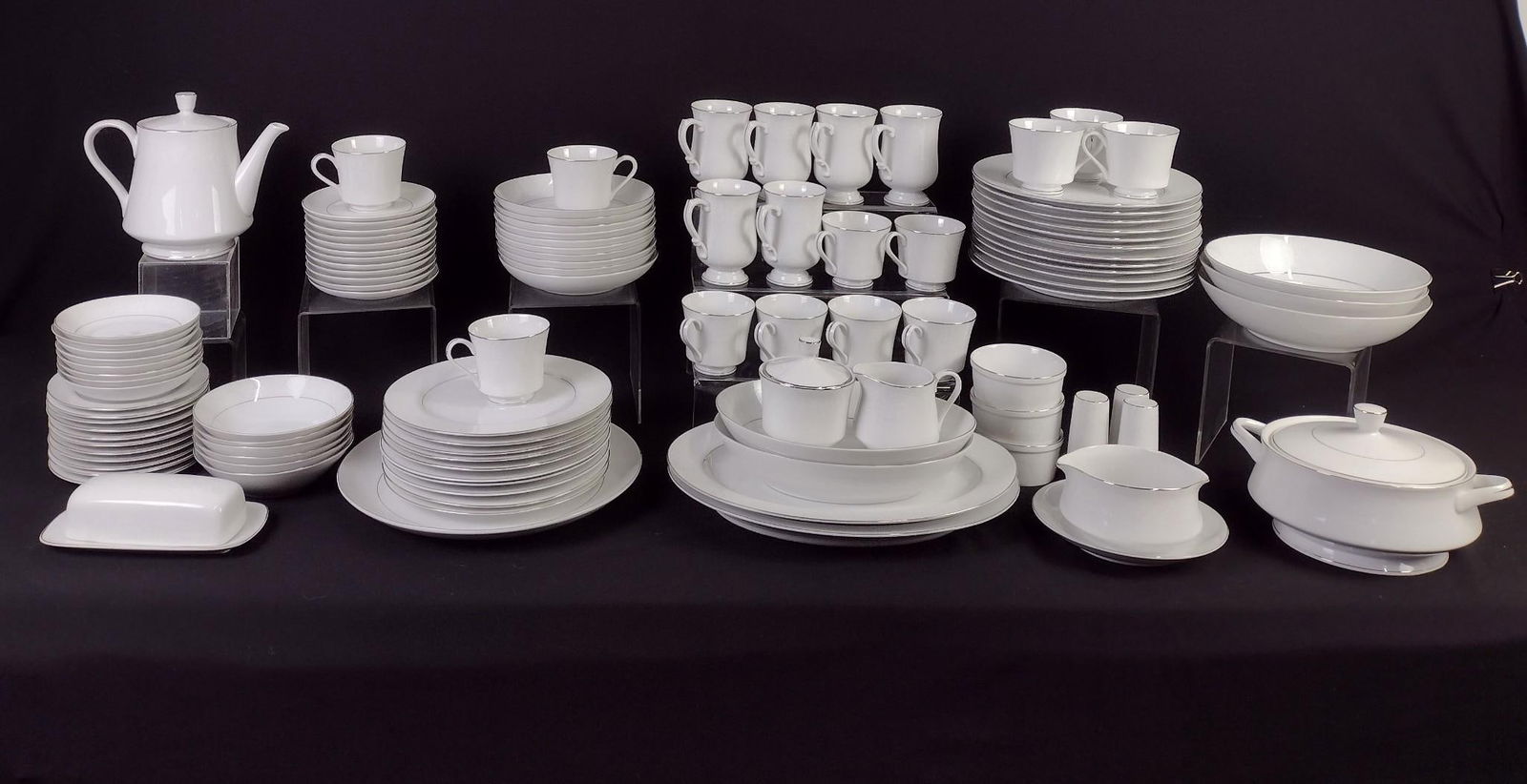 109 Pcs Crown Victoria "Love Lace" Dinnerware: Dinner plate: 10-1/4" diameter.