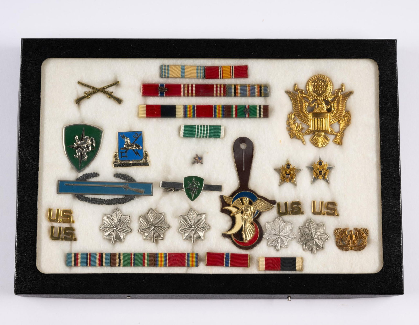 34 Pcs Military Pins & Insignias: Ricker box included.