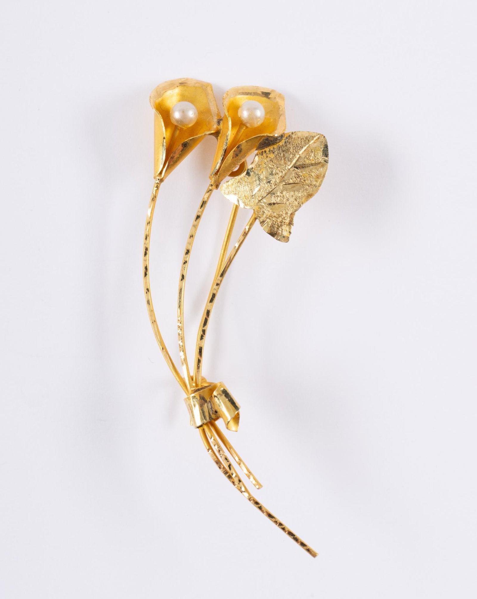 22K Gold Floral Brooch: A delicate vintage brooch in 21 or 22 karat gold. Weight 3.2 grams