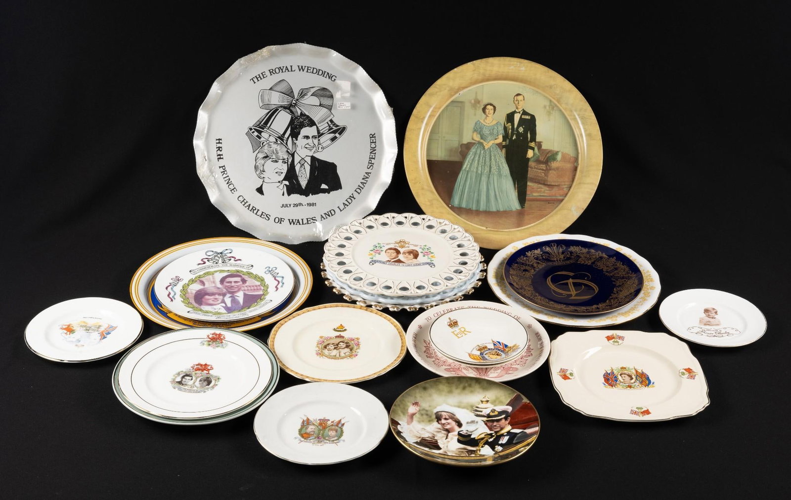 20 Royal Comm. Plates and Trays incl Queen Elizabeth and Margaret Rose: Also includes King Edward VII, Queen Alexandra, and more. 5-1/2" to 13" diameter.