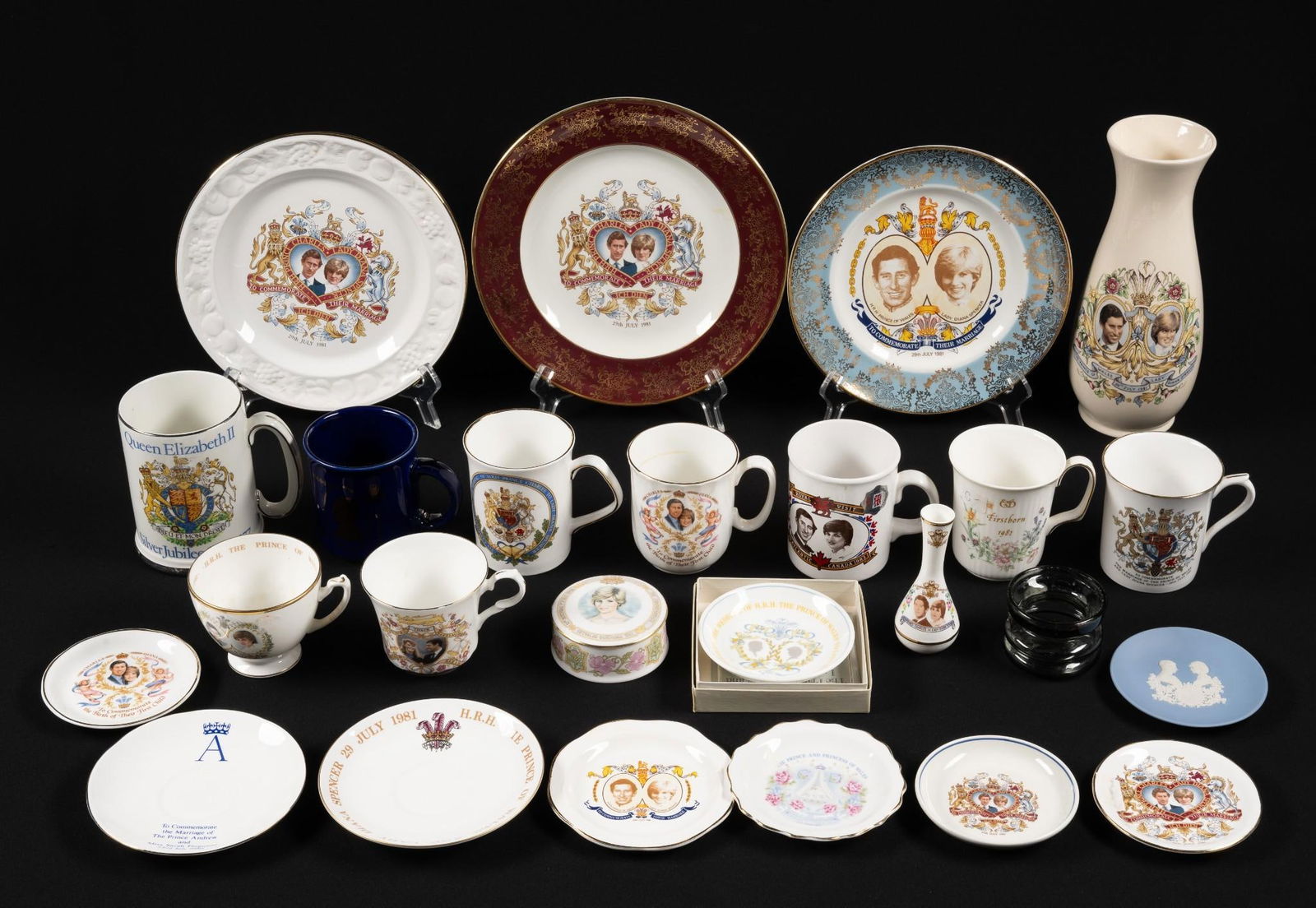 25 Pcs Royal Commemoratives (1 of 8)