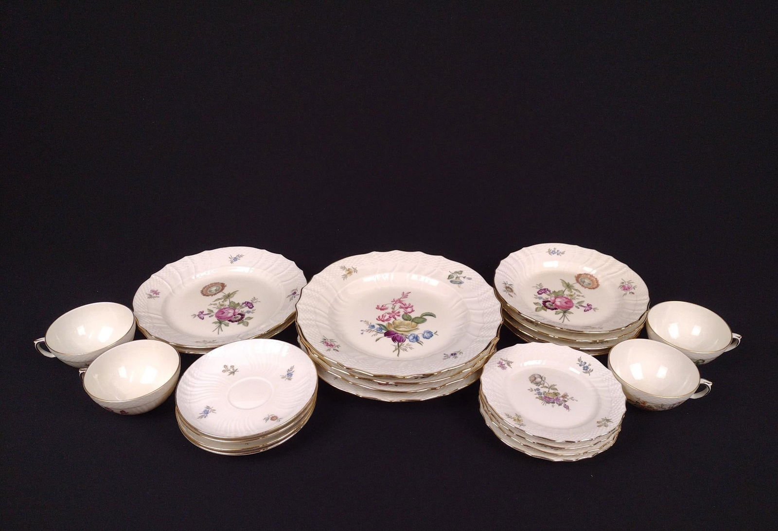 22 Pcs Royal Copenhagen Frijsenborg Dinnerware (1 of 3)