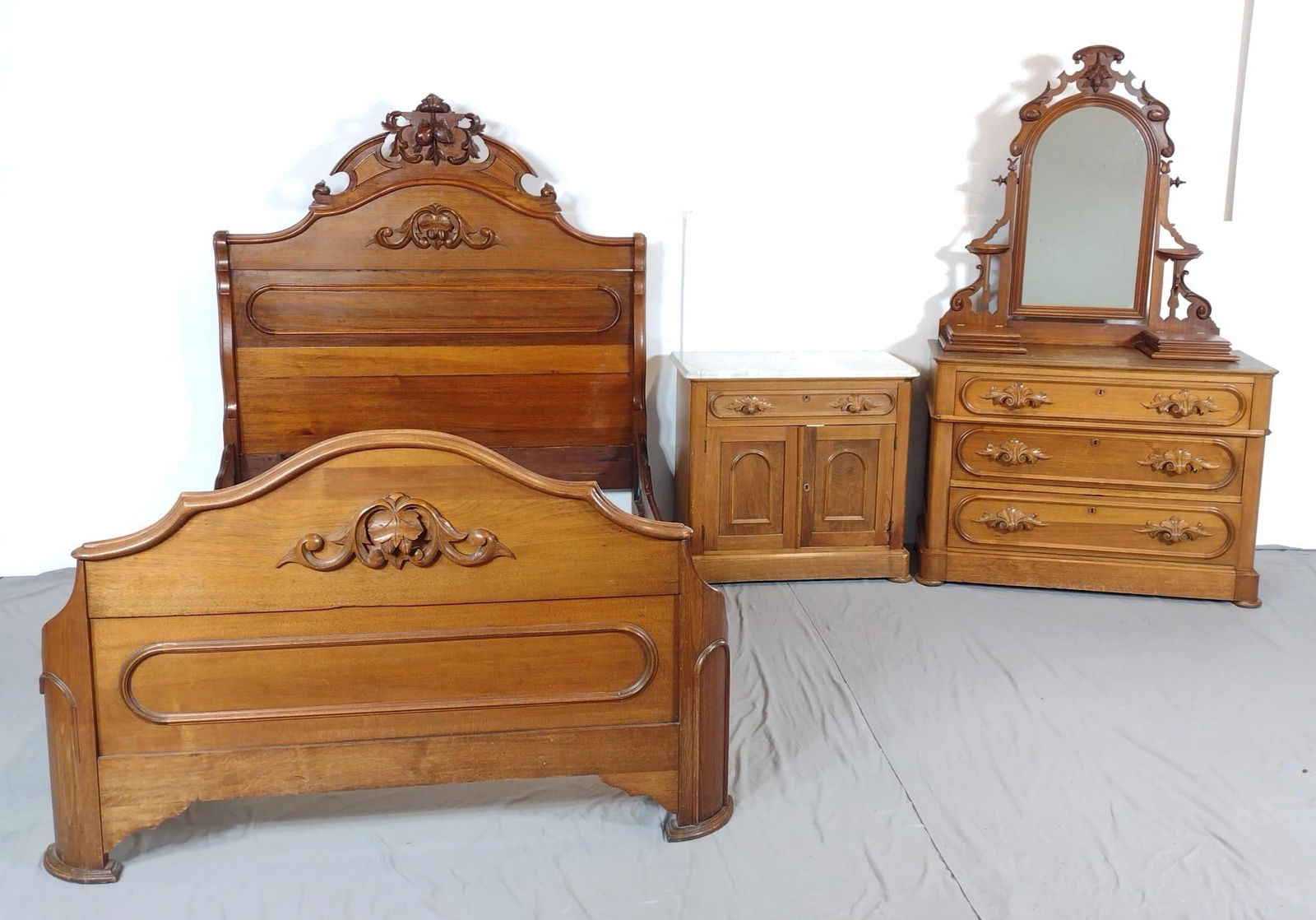 3 Pc Antique Bedroom Set (1 of 13)