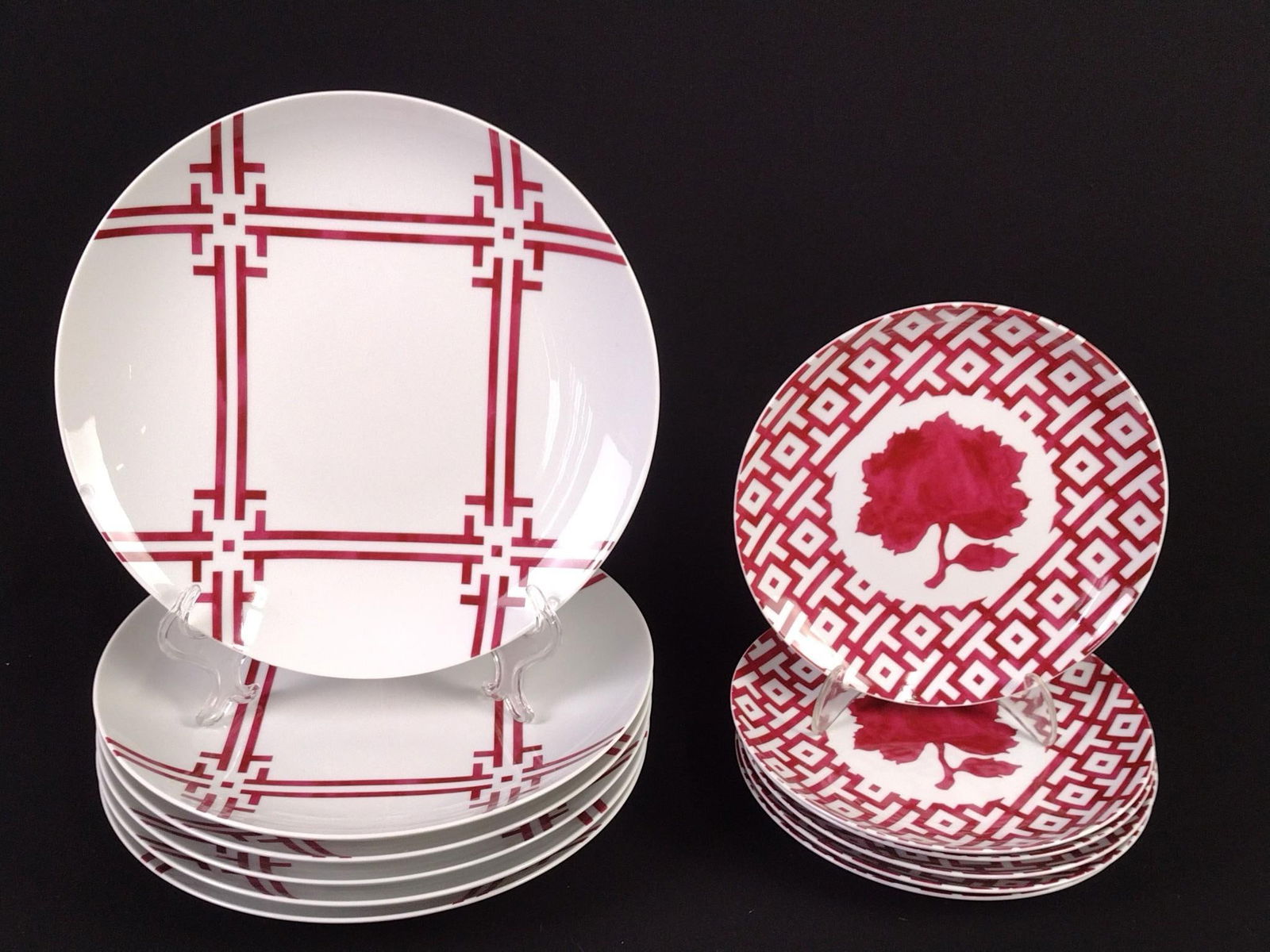 12 Richard Ginoli Italian Dinnerware: Designed by Glan-Battista Vannozzi. Salad plates: 8" Dinner plate: 10-1/2" diameter. One with chip.