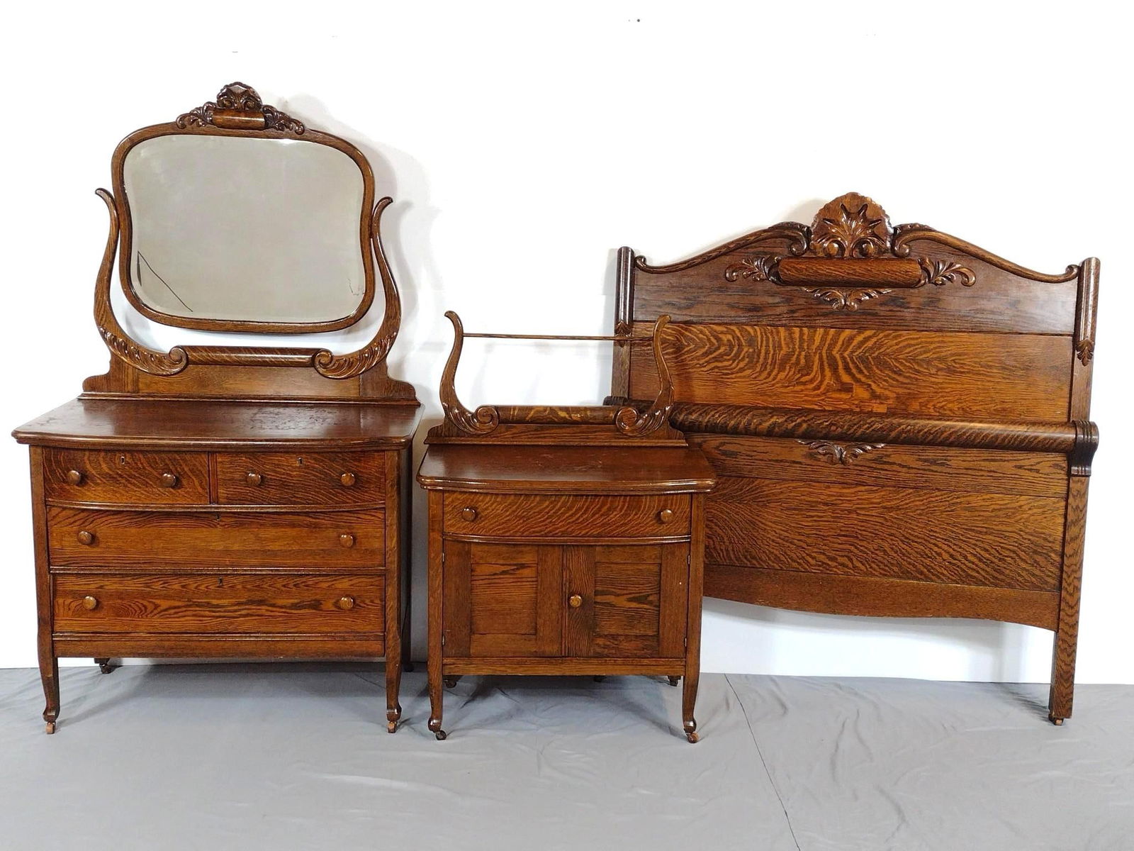 Antique Bedroom Set (1 of 9)