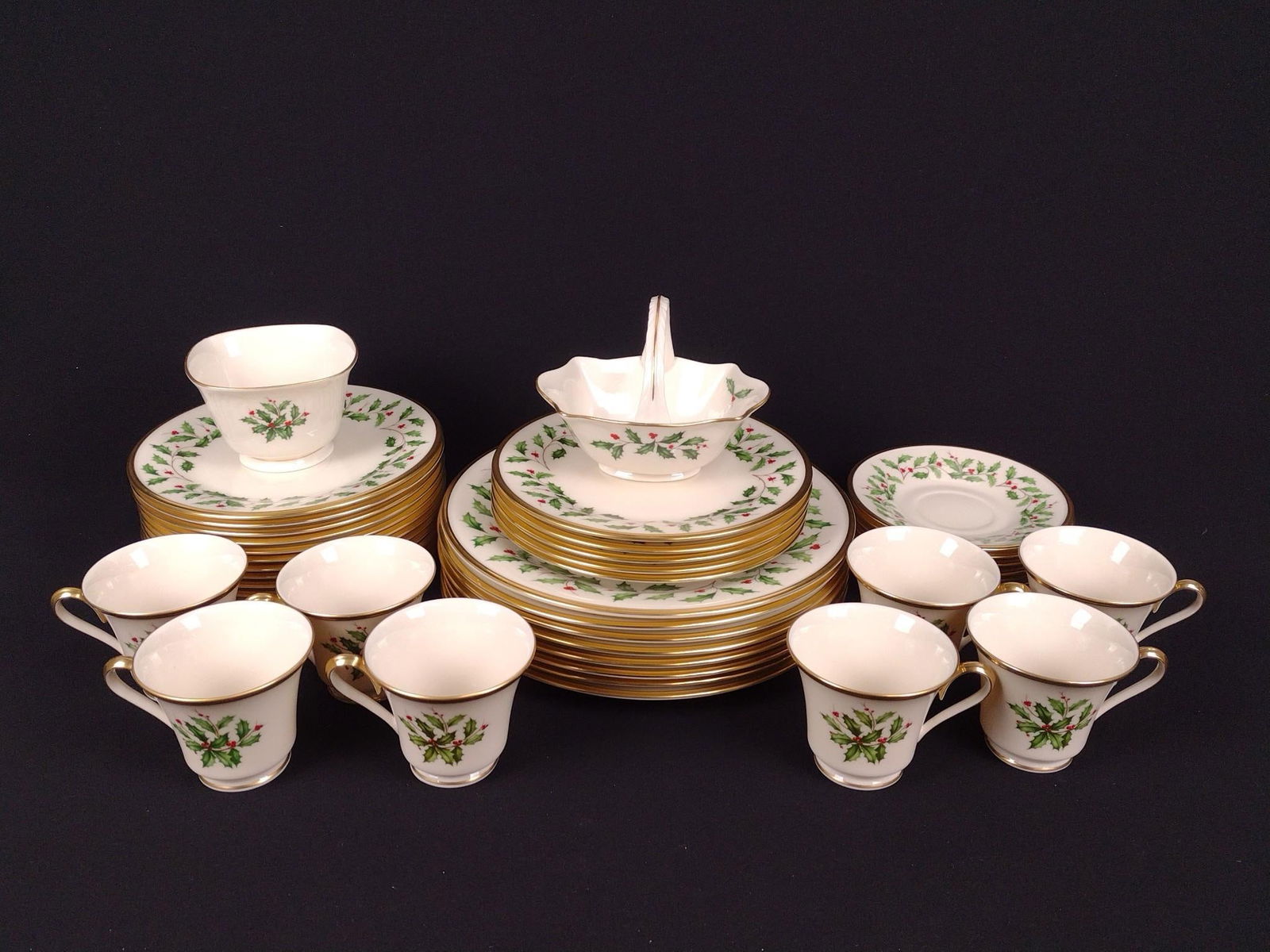 44 Pcs Lenox Holly Berry Dinnerware (1 of 4)