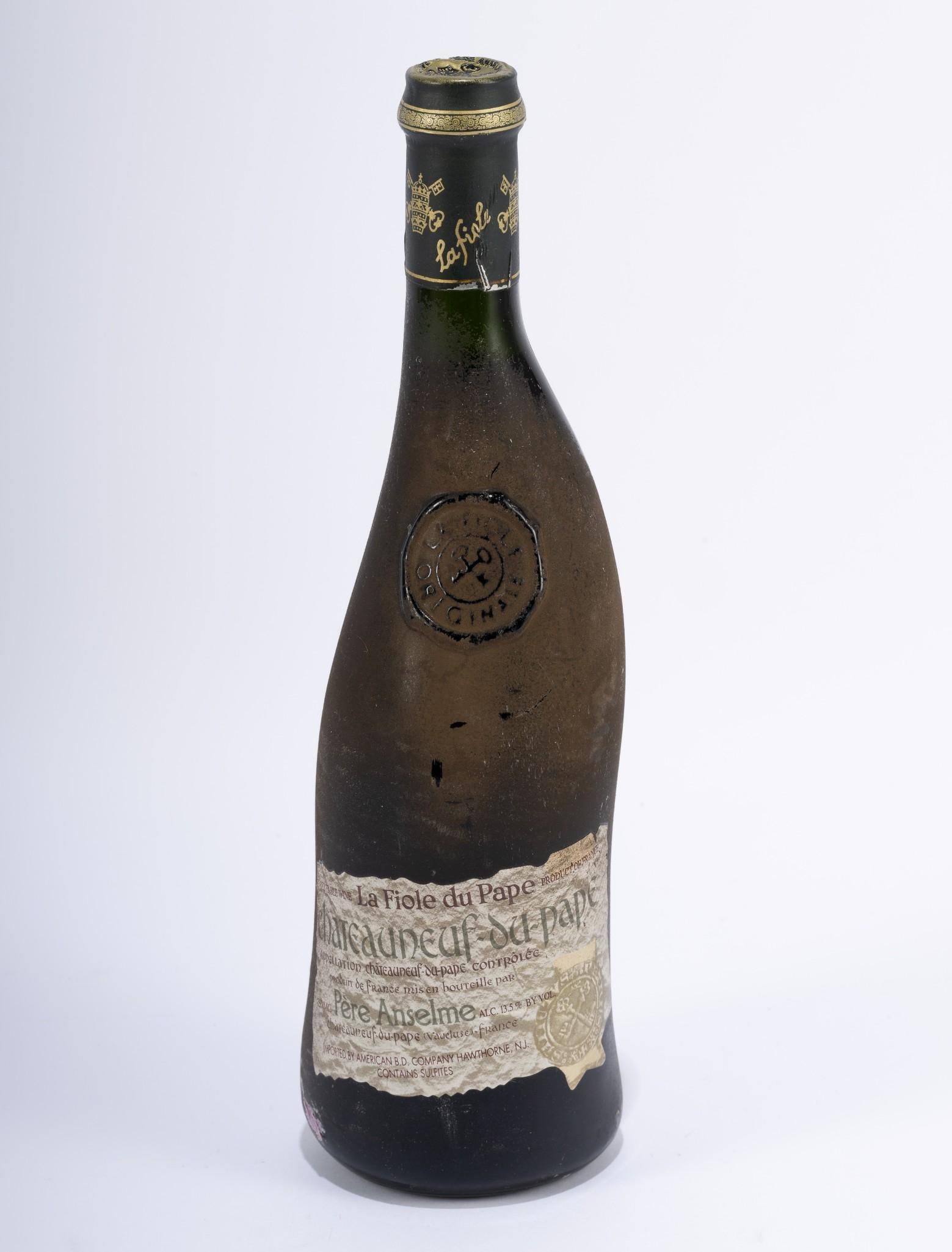 La Fiole Du Pape Chateauneuf Du Pape Estate Wine: THIS LOT CANNOT BE SHIPPED. Sealed and unopened. Some wear to label.