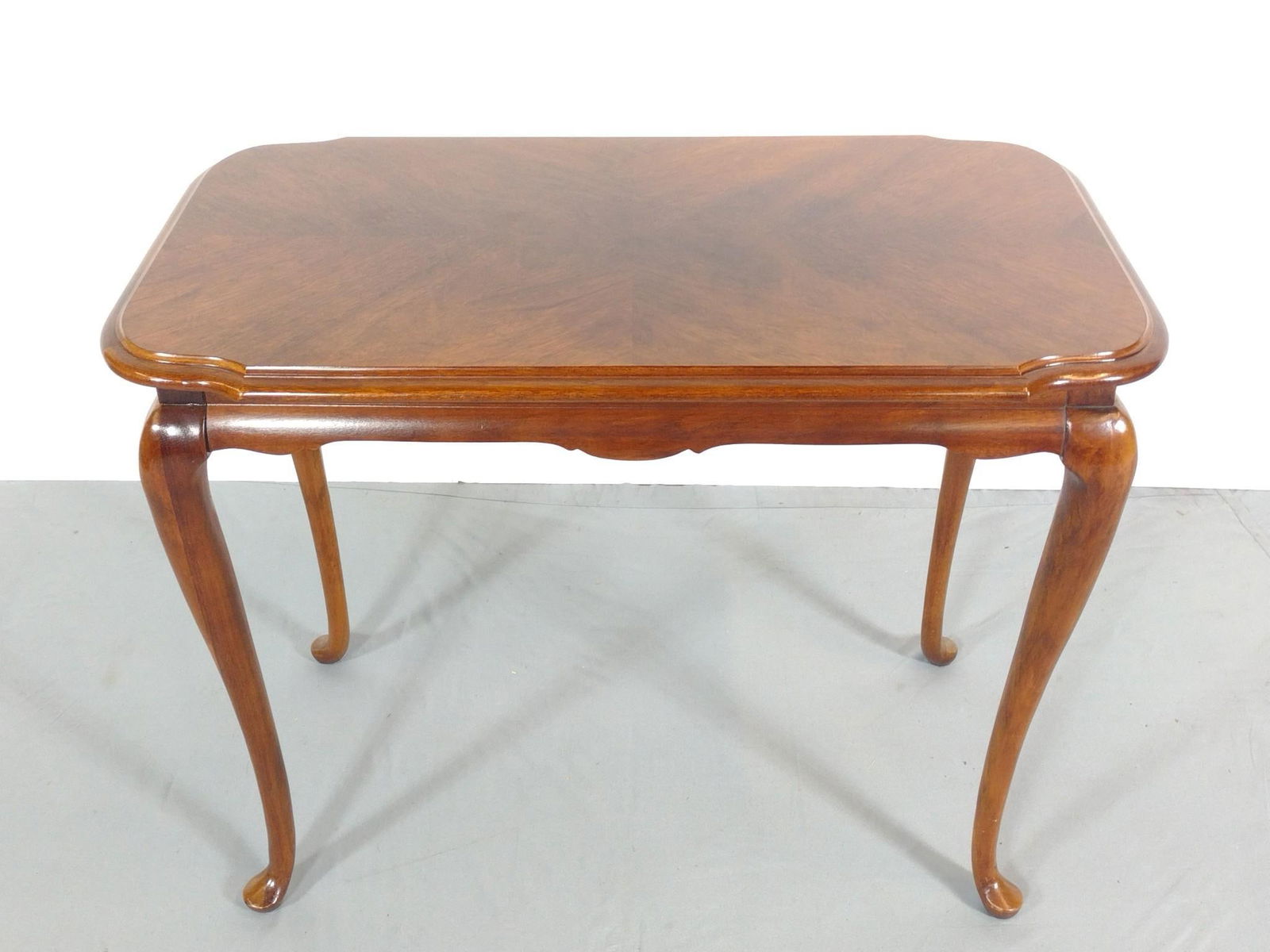 Queen Anne Style End Table (1 of 6)