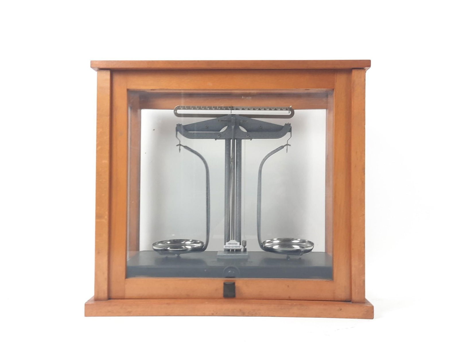 Griffin Scale in Case (1 of 4)