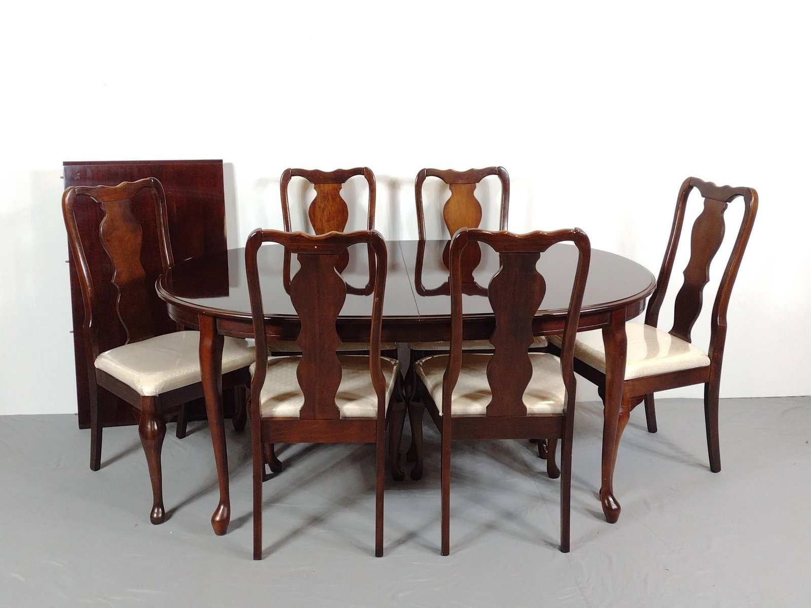 Singer Furniture Co Dining Room Suite (1 of 9)