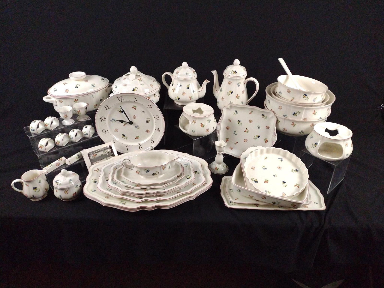 40 Villeroy & Boch "Petite Fleur" Servingware: NOT ELIGIBLE FOR IN-HOUSE SHIPPING. Platters 12" x 17". Check out our behind the scenes set up of this lot via the QR code (image number 5).