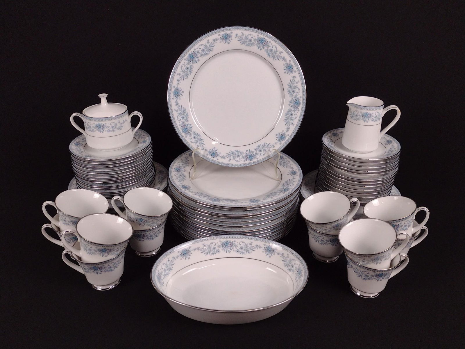 67 Pcs Noritake Contemporary Blue Hill Dinner Service (1 of 5)
