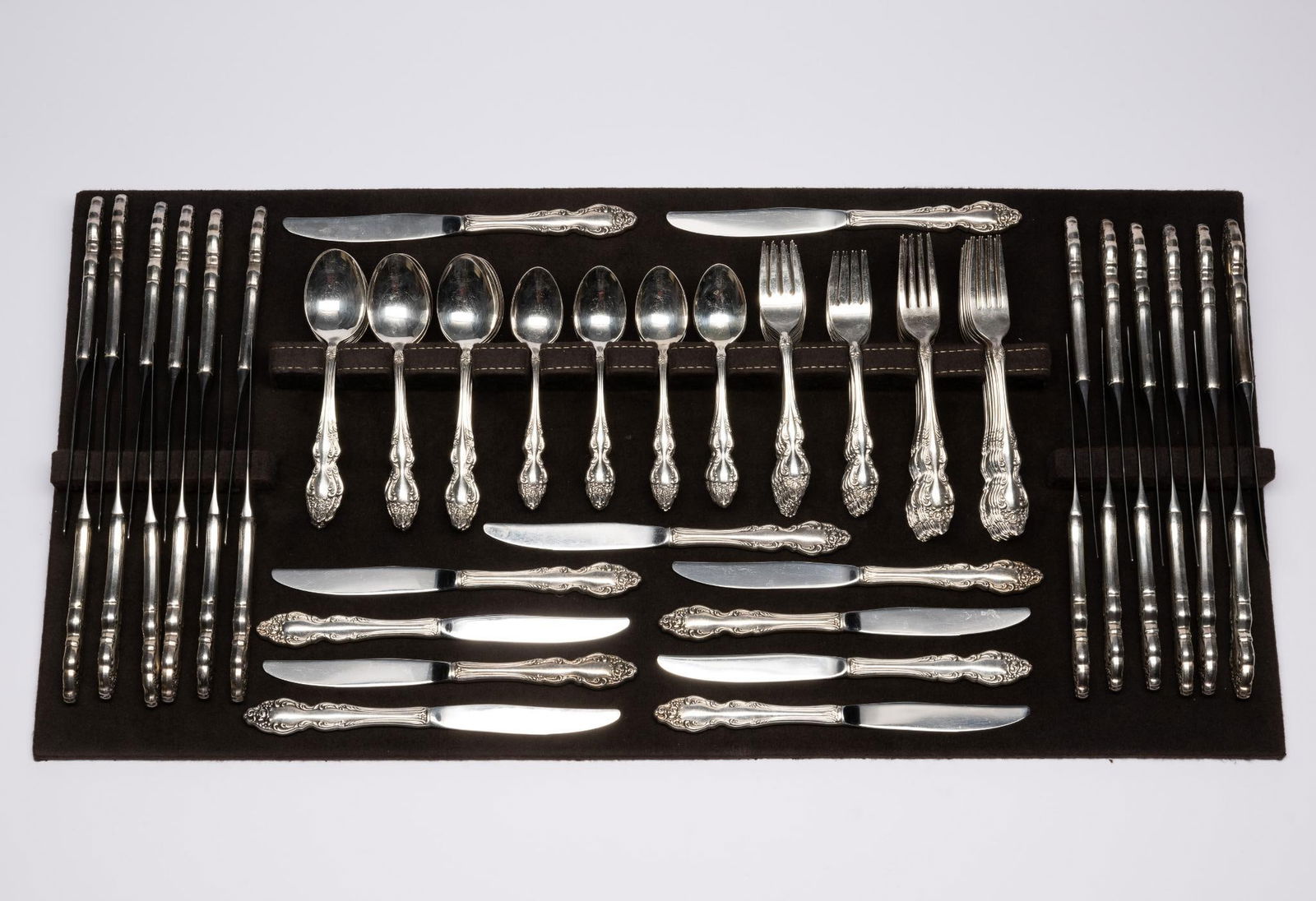 142 Pcs. 1881 Rogers Oneida Silverplate Flatware (1 of 5)