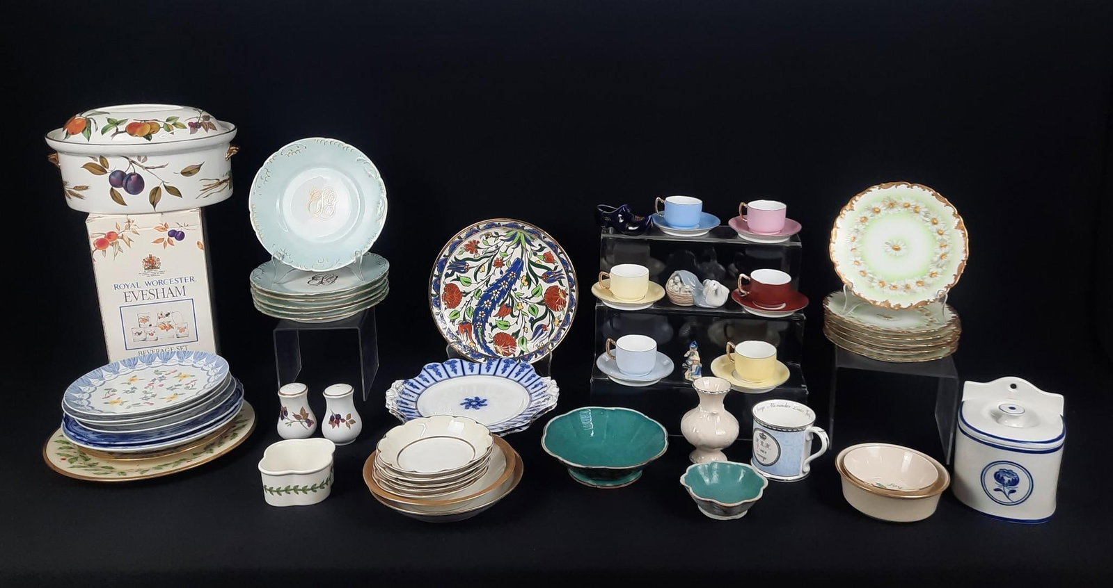 60 Pcs Porcelain incl. Royal Worcester: NOT ELIGIBLE FOR IN-HOUSE SHIPPING. Also includes Lladro, Lenox, and more. 1-1/4" to 10-1/4" wide x 1-1/2" to 4-1/2" high.