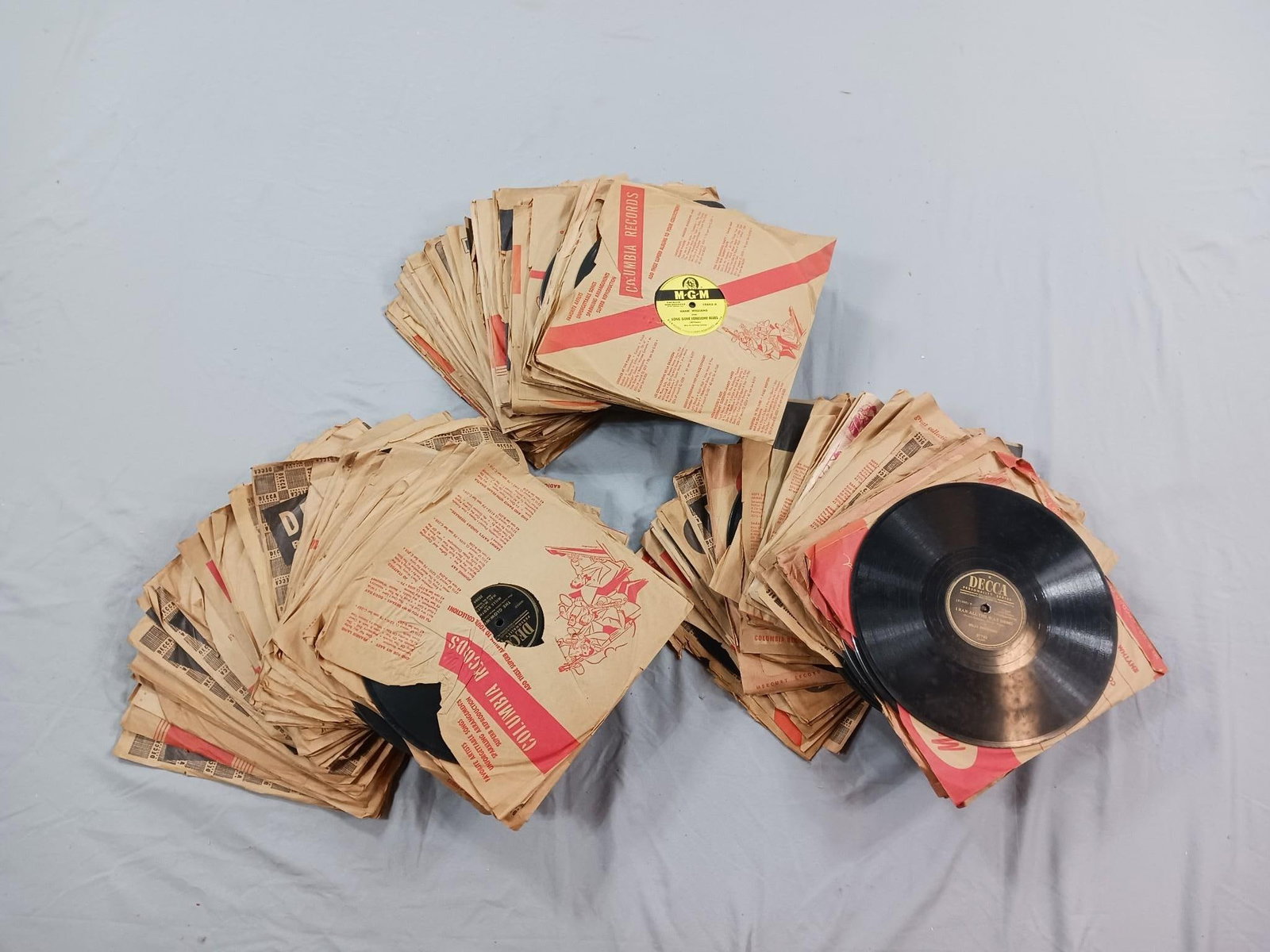 Approximately 100 Records incl Hank Williams: NOT ELIGIBLE FOR IN-HOUSE SHIPPING. Also includes Tony Bennett, Nat King Cole, and more.