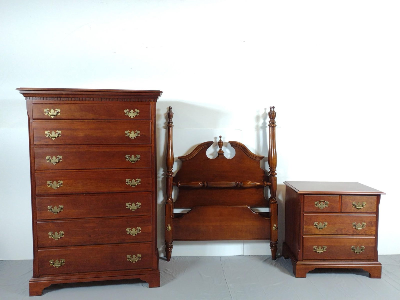 3 Pc Crescent Bedroom Set (1 of 12)