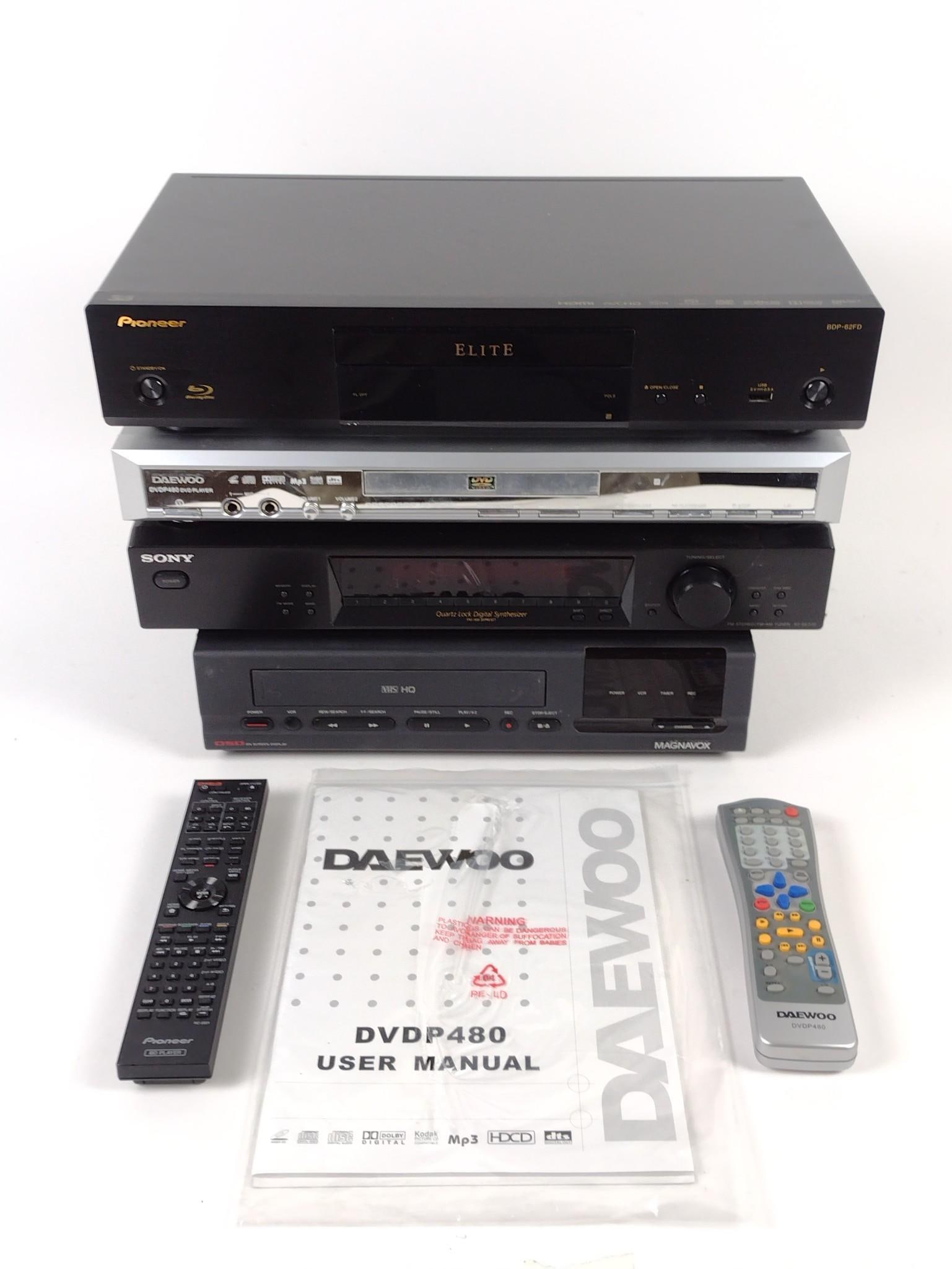 4 Electronics incl Daewood DVD/VCD/CD Player (1 of 9)
