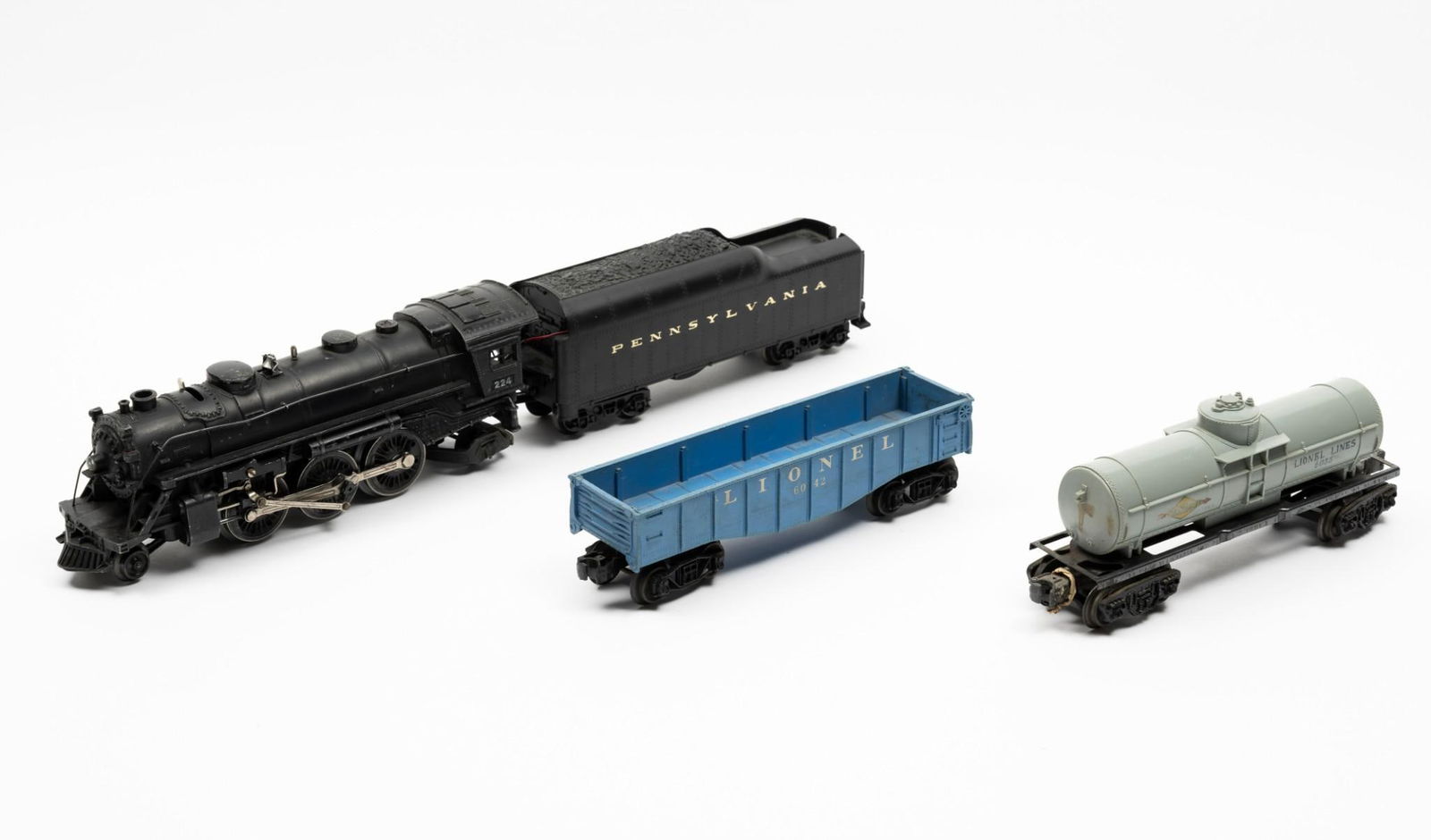 Lionel Engine w/ 3 Lionel Train Cars (1 of 6)