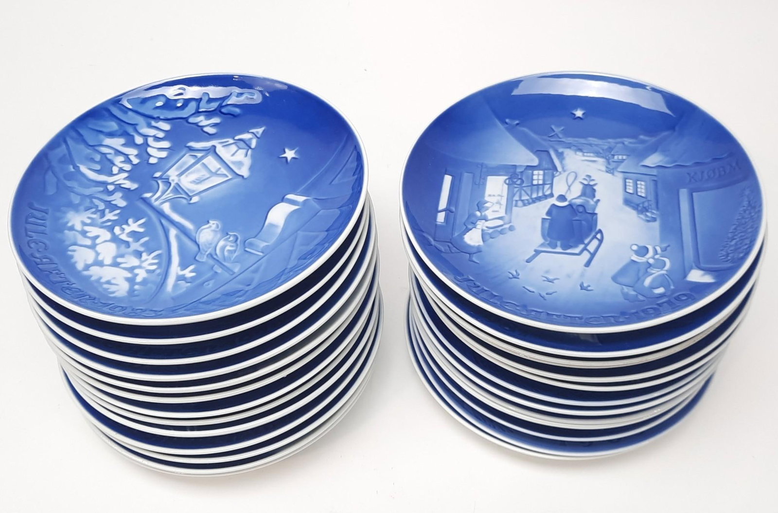 26 Bing & Grondahl Christmas Plates: Each approximately 7" diameter.