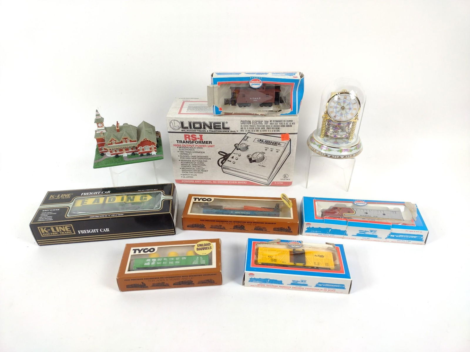 9 Vintage Trains, Clocks and Danbury Mint Cottage (1 of 10)