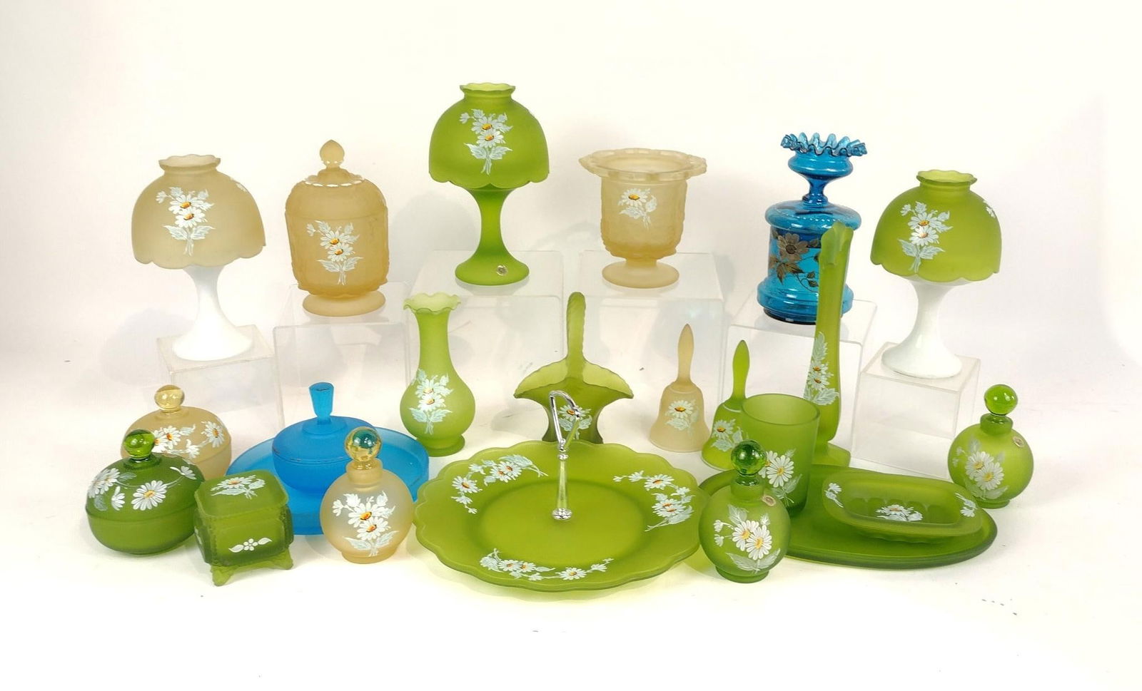 24 Pcs. Westmoreland Glass incl. Perfume Bottles (1 of 8)