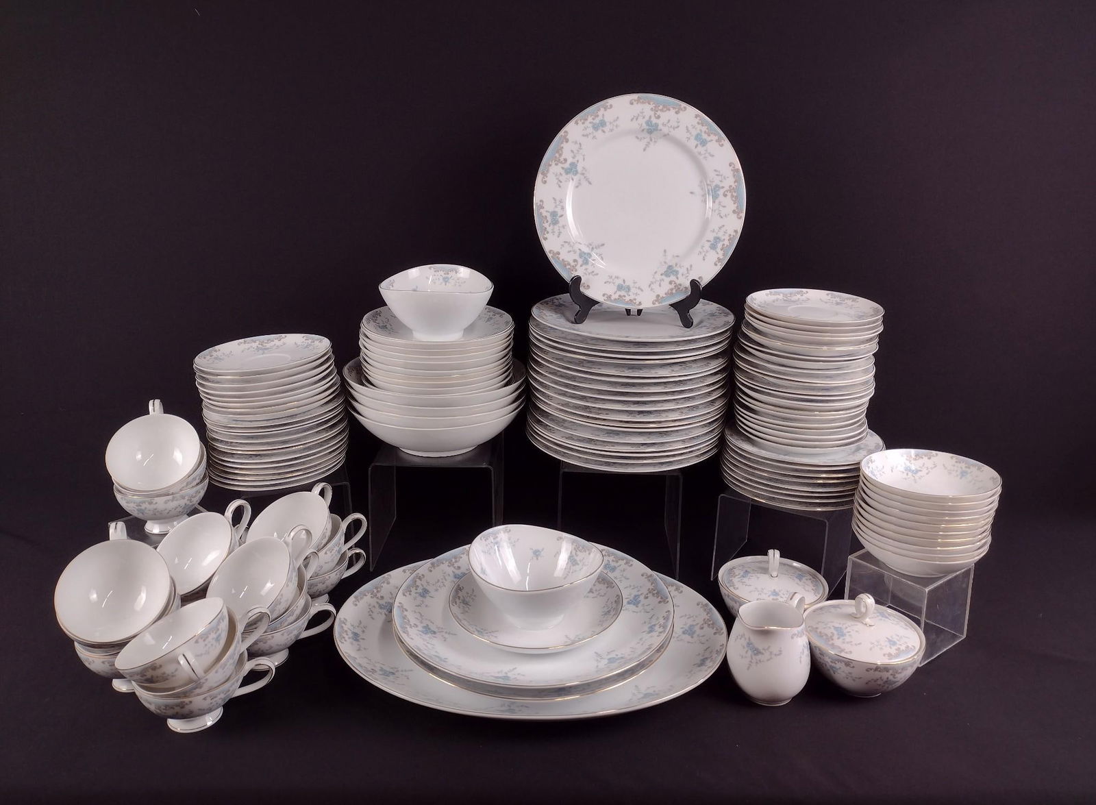 118 Pcs Imperial China “Seville?? Dinner Service (1 of 3)