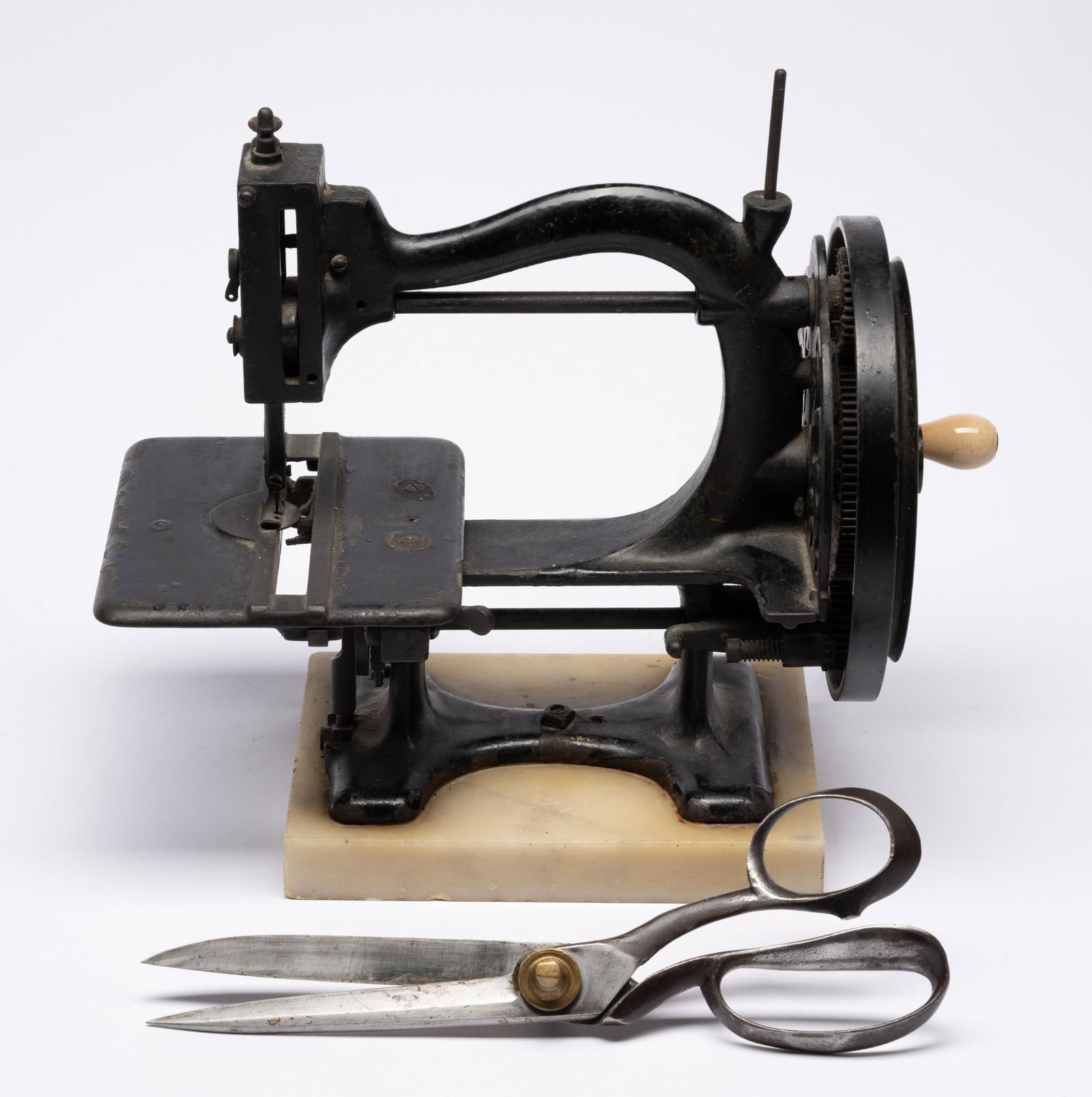 Antique Sewing Machine and Sewing Sheers (1 of 6)