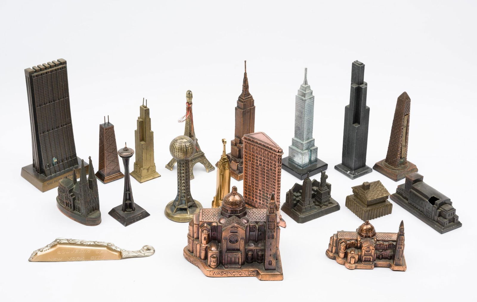 18 Tourist Souvenirs incl. Eiffel Tower (1 of 5)