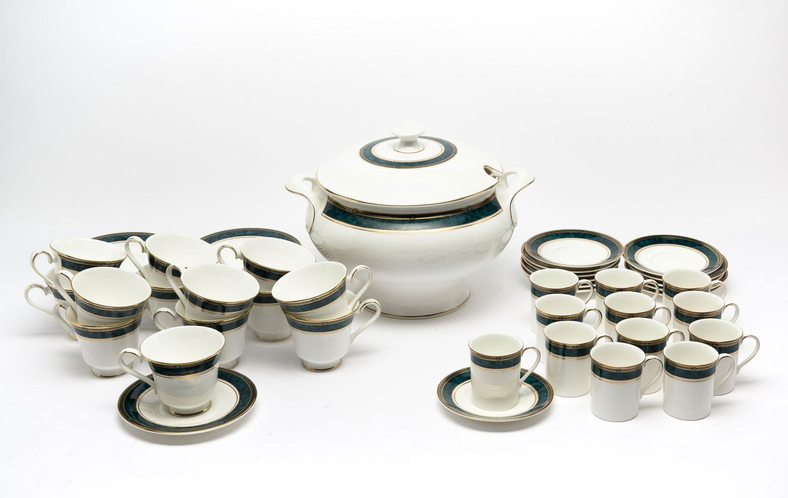 50 Pcs Royal Doulton 'Biltmore' China (1 of 8)