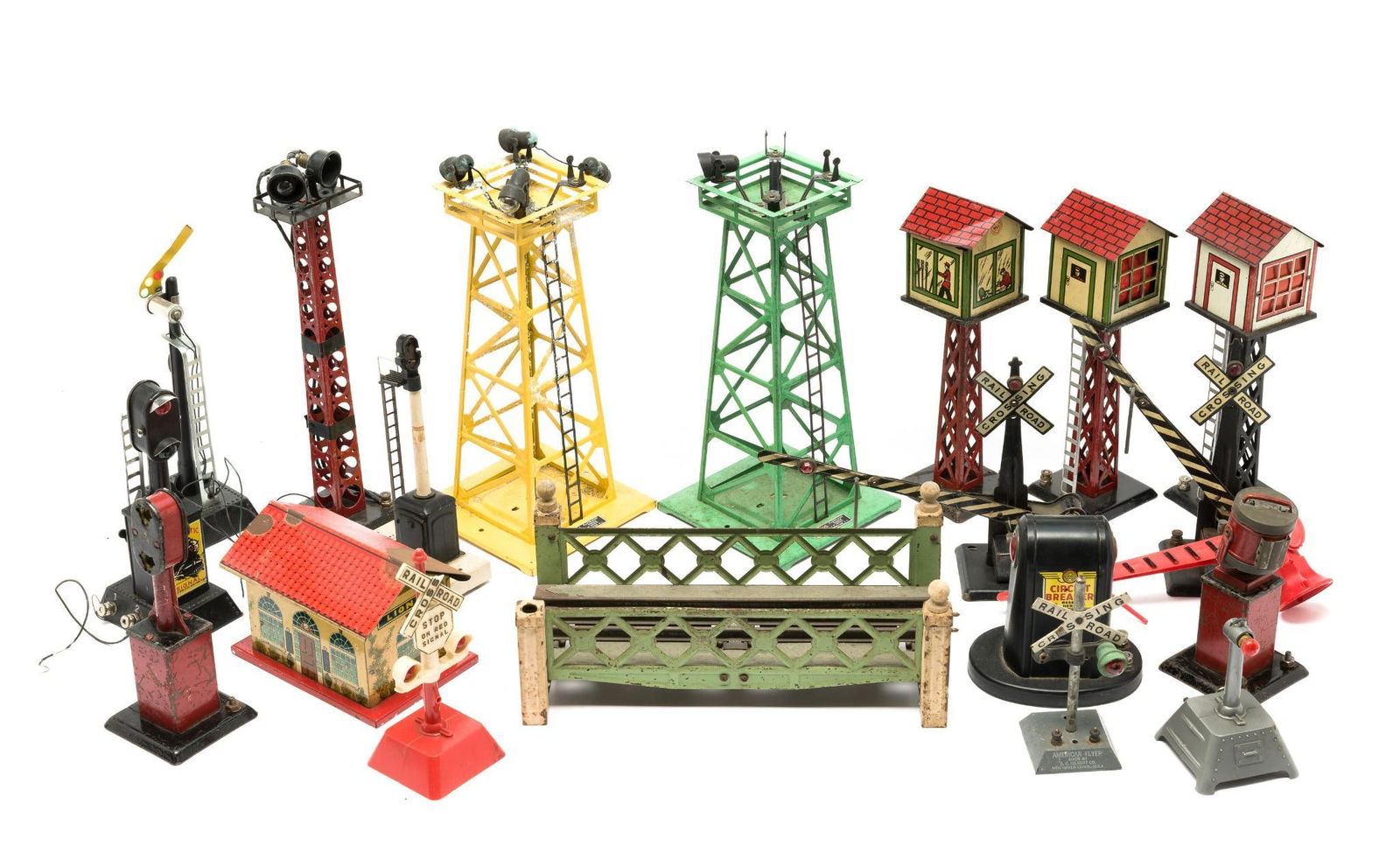 (20) Prewar and Postwar Lionel & Marx Train Accessories (1 of 4)