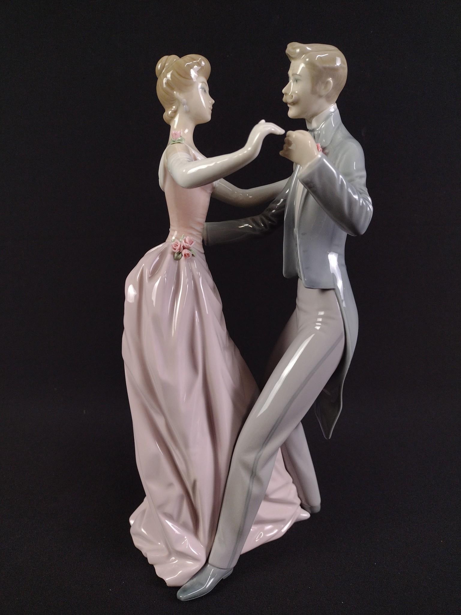 Lladro Anniversary Waltz Figurine (1 of 5)