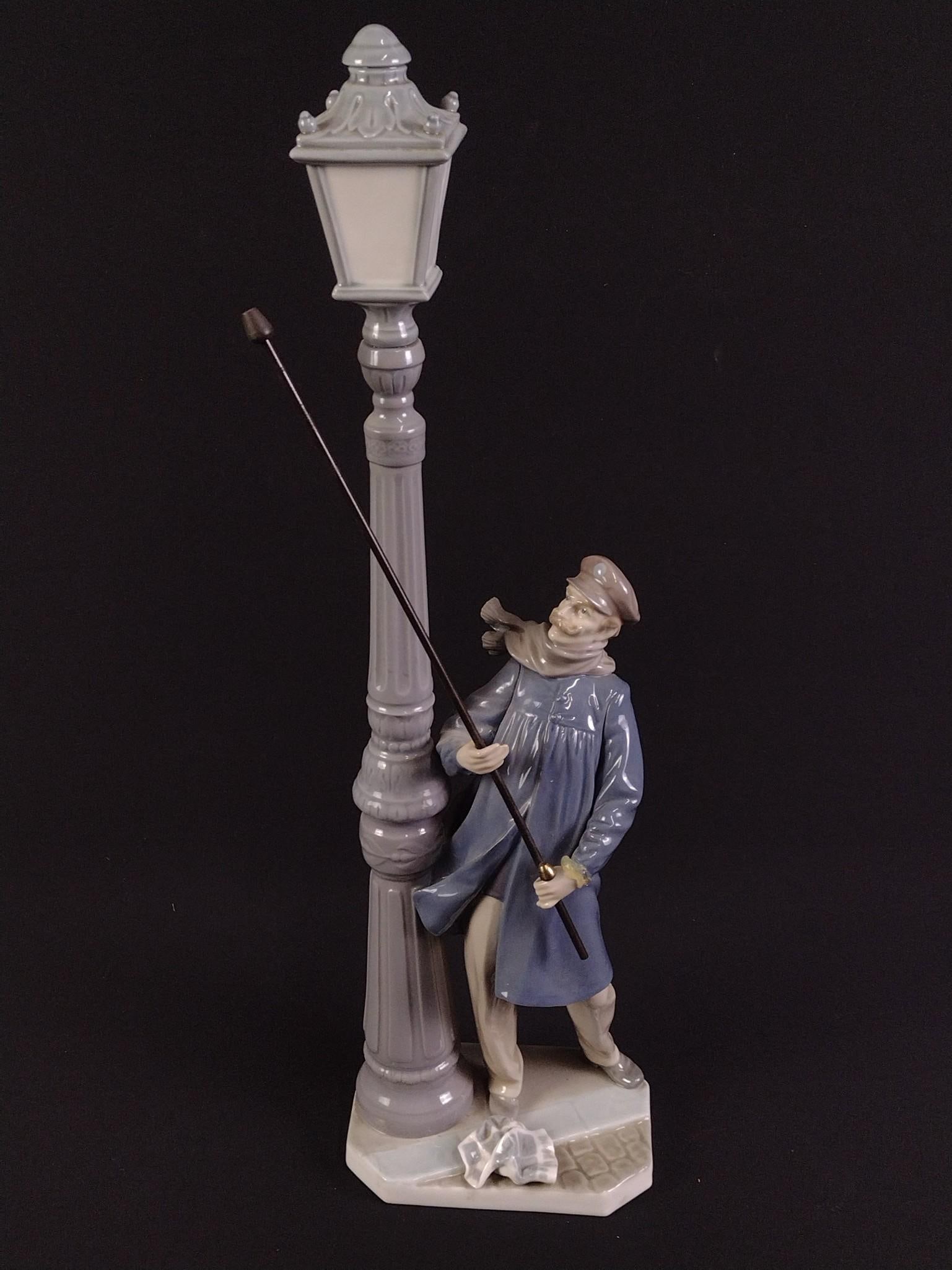Lladro Lamplighter Figurine (1 of 6)