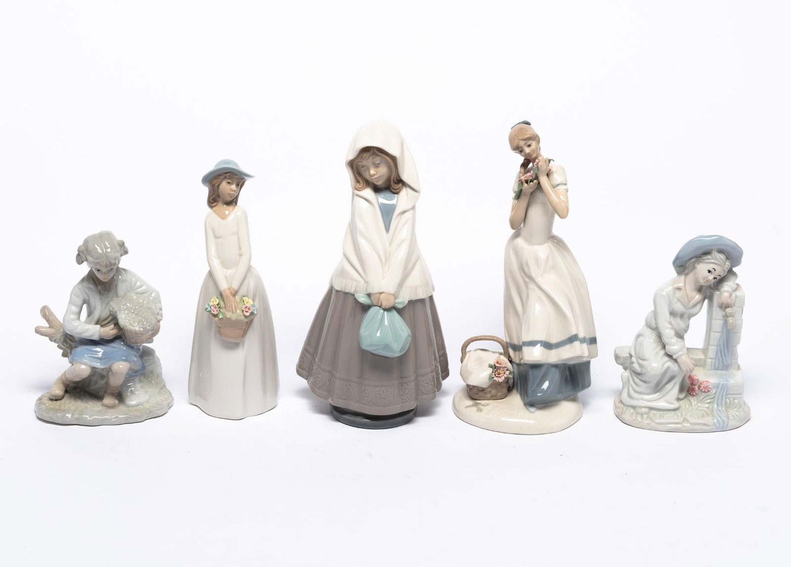 5 Figurines incl Nao (1 of 11)
