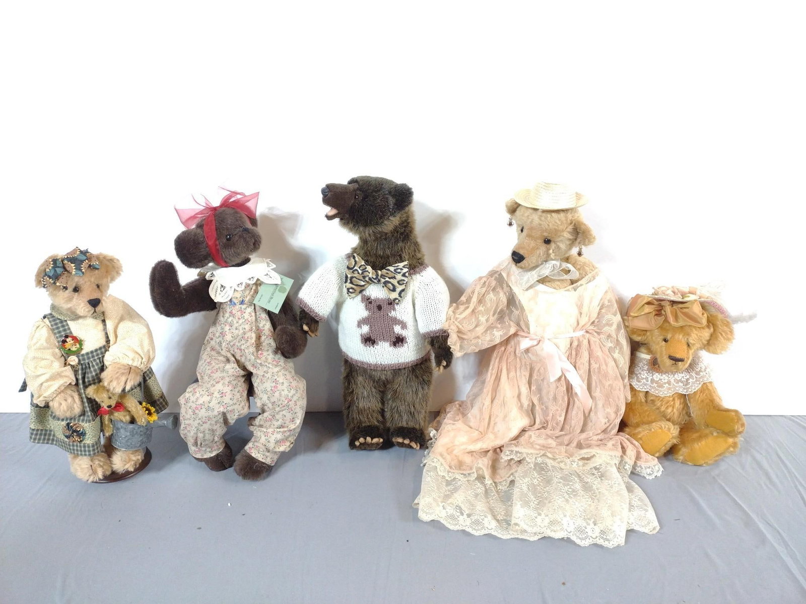 5 Vintage Teady Bears incl Marsha Friesen: NOT ELIGIBLE FOR IN-HOUSE SHIPPING. Also includes dark brown Vintage Advantage bear with chair, Goose Creek by Gloria Francis, "Hannah" by Cora Cubillas, and Hansa bear with sweater. 17" to 22" high.