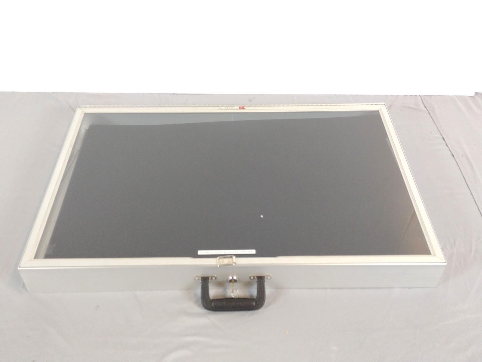 Aluminum Locking Display Case (1 of 3)