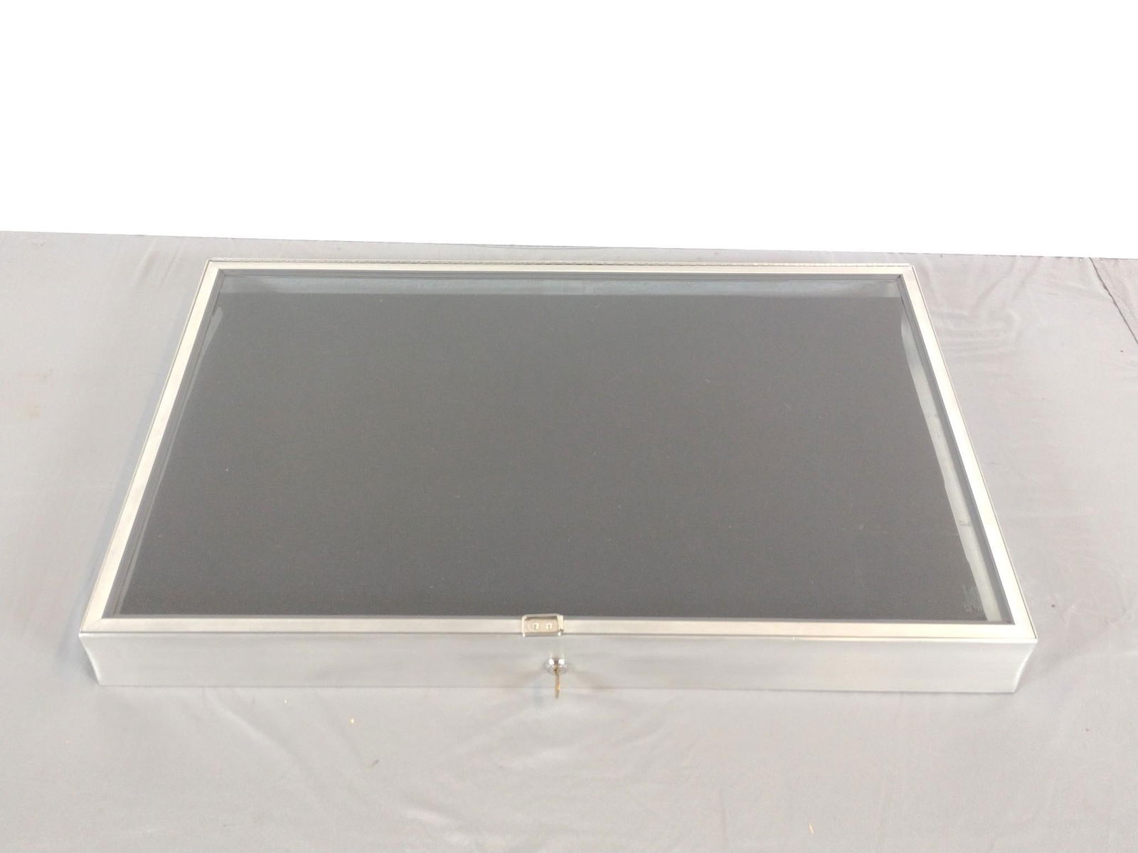 Aluminum Locking Display Case (1 of 3)