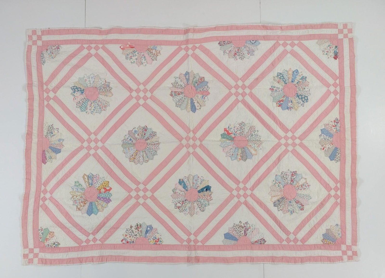 Dresden Plate Vintage Quilt (1 of 7)