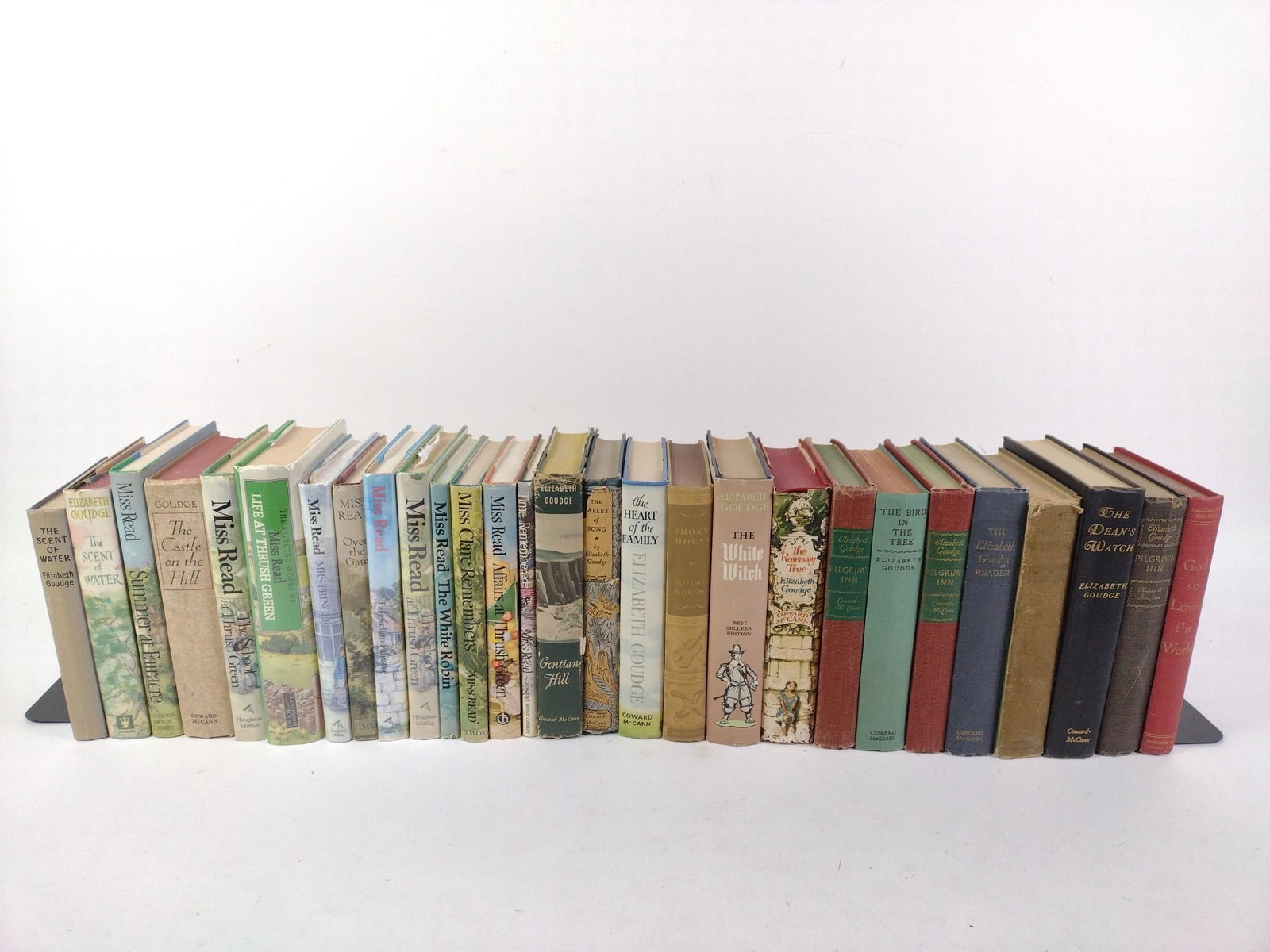 28 Vintage Books incl The White Witch: NOT ELIGIBLE FOR IN-HOUSE SHIPPING. Also includes The Heart of the Family, The Rosemary Tree, and more. Various conditions including losses consistent with age and use.