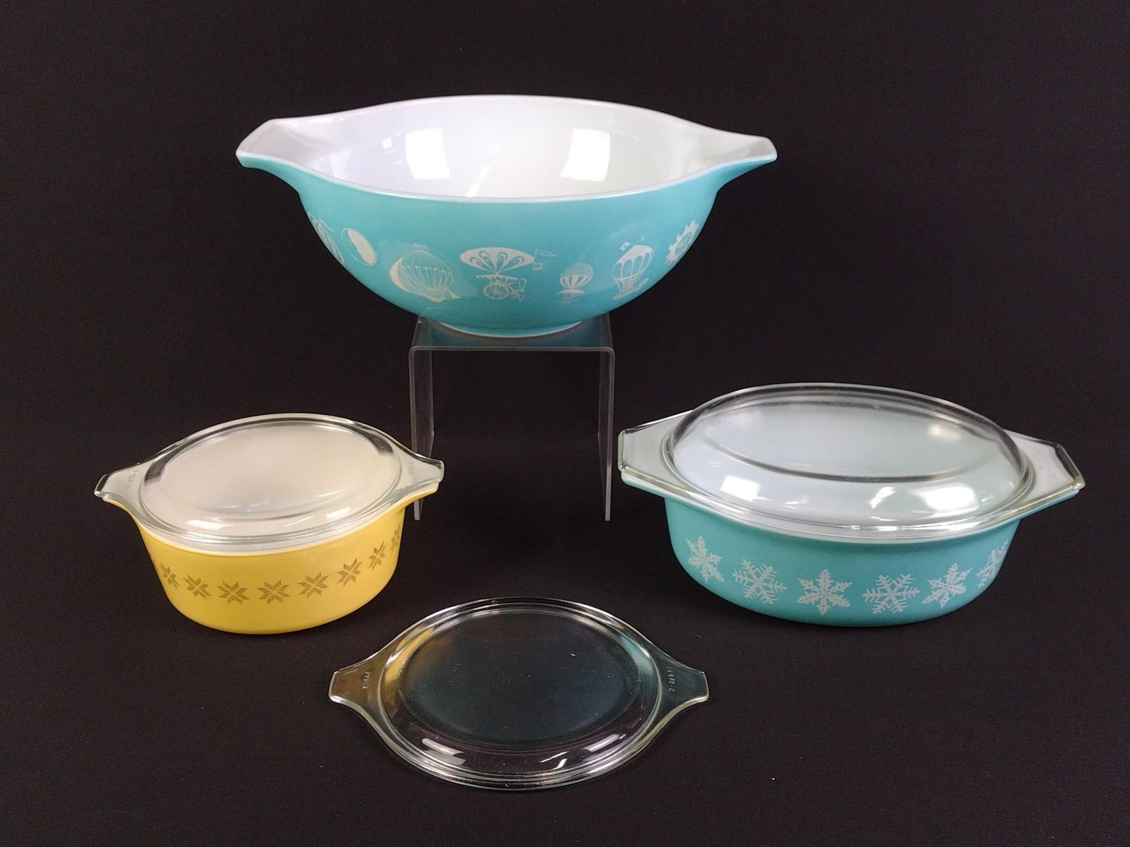 3 Pcs Of Pyrex Incl Extra Lid: 3-1/2" to 4-1/2" high.