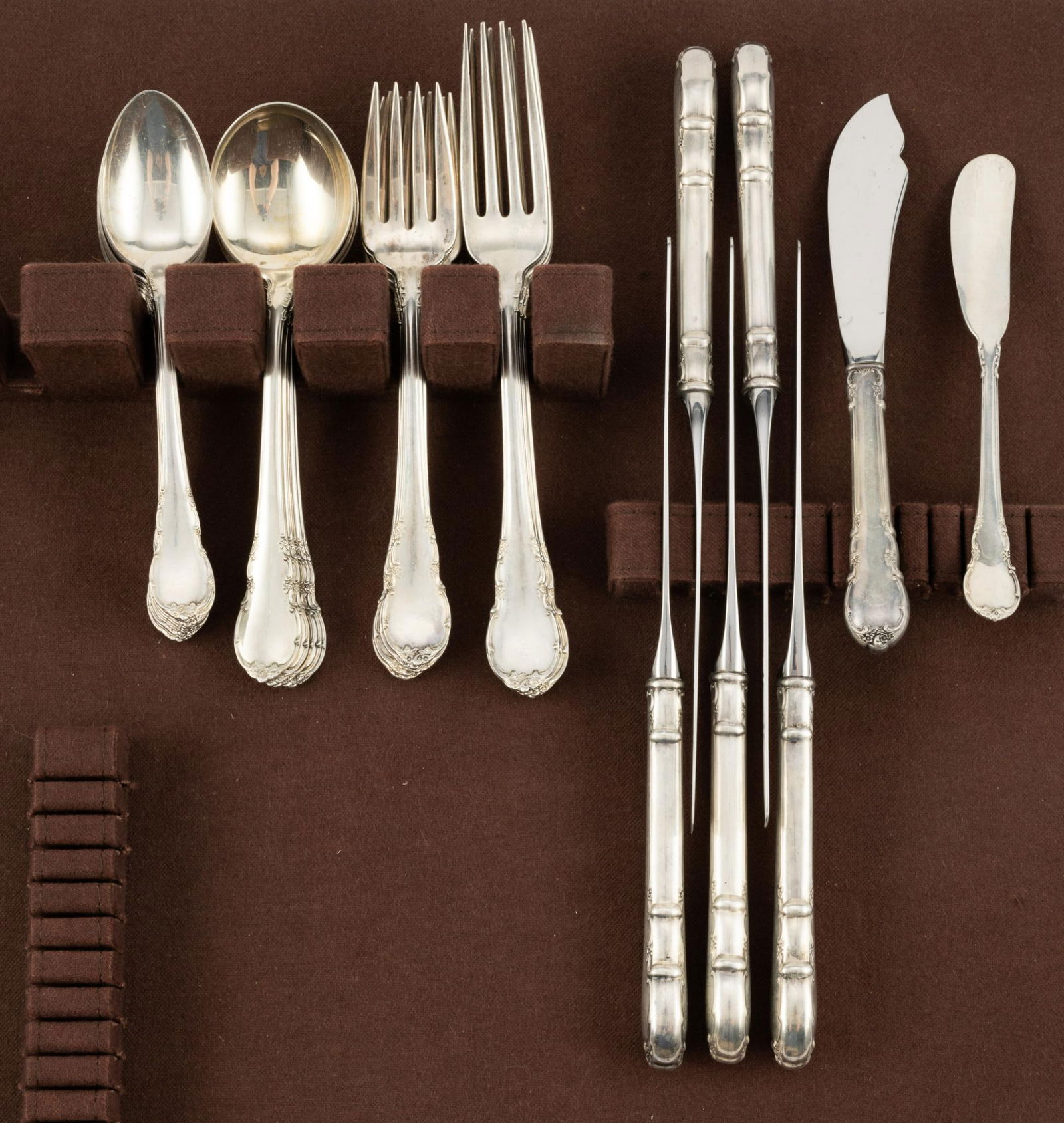 31 Pcs Lunt Sterling Silver Flatware (1 of 5)