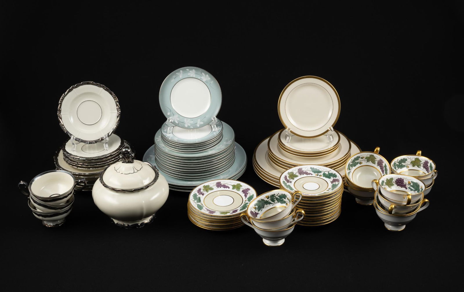 82 Pcs Dinnerware incl Royal Worcester (1 of 11)